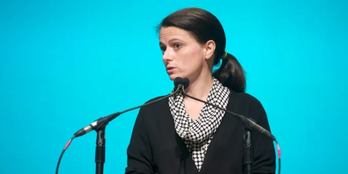 微软首席财务官在内部 微软首席财务官在内部备忘录中强调创纪录的基础设施投资和 OpenAI 交易
 | news.qlsh.net