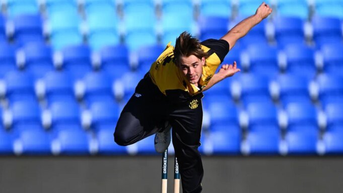 被印度 T20Is Mahli Beardman of Western Australia bowls during the One Day Cup match between Tasmania and Western Australia at Ninja Stadium, on October 20, 2025, in Hobart, Australia